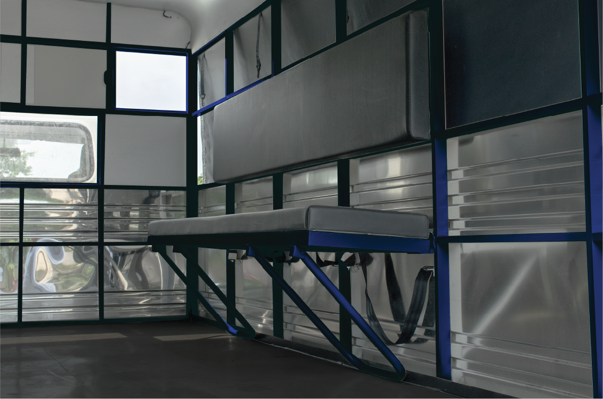 2 băng ghế sau thùng, có dây đai an toàn (3 đai/ghế)