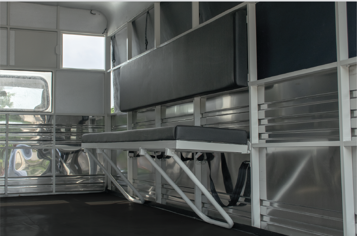 2 băng ghế sau thùng, có dây đai an toàn (3 đai/ghế)